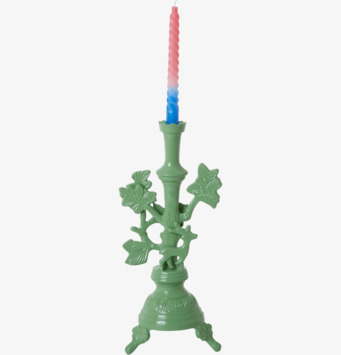 Bild av iögonfallande ljusstake i skogsinspirerad stil