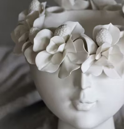 Bild av elegant vit ljusstake med blommig design