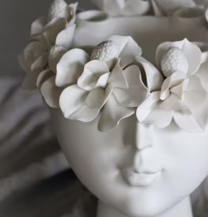 Bild av elegant vit ljusstake med blommig design