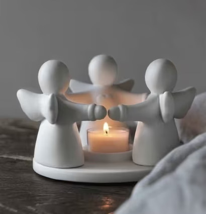 Bild av elegant ljusstake med änglafigurer i cirkel