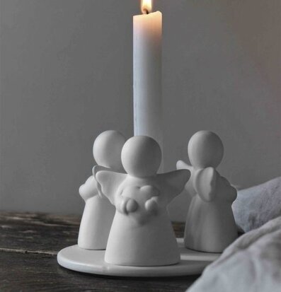 Foto av stilren ljusstake med änglar i harmonisk miljö