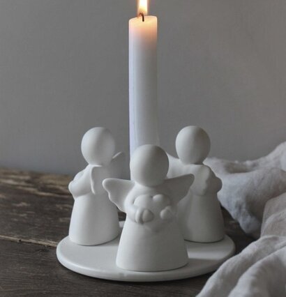 Bild av minimalistisk ljusstake med änglafigurer