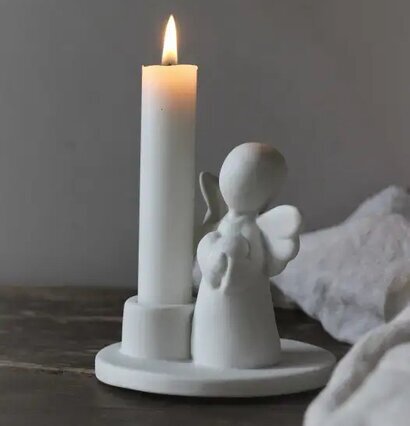 Bild av ljusstake med ängel och minimalistisk design