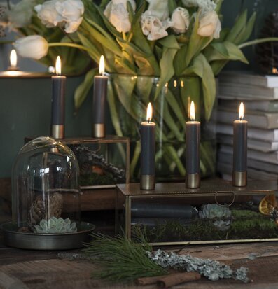 Bild av elegant inredning med ljus och naturmaterial