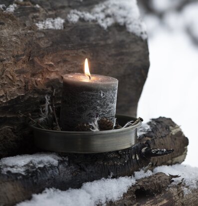 Bild av vintermiljö med ljusbricka och snödetaljer