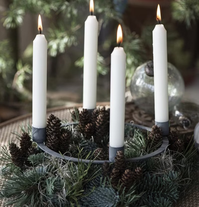 Bild av adventsljusstake med vintergrönt arrangemang