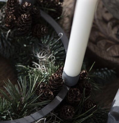 Bild av elegant adventsljusstake med naturdetaljer