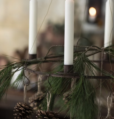 Bild av en detaljrik hängande ljusstake i vintage stil