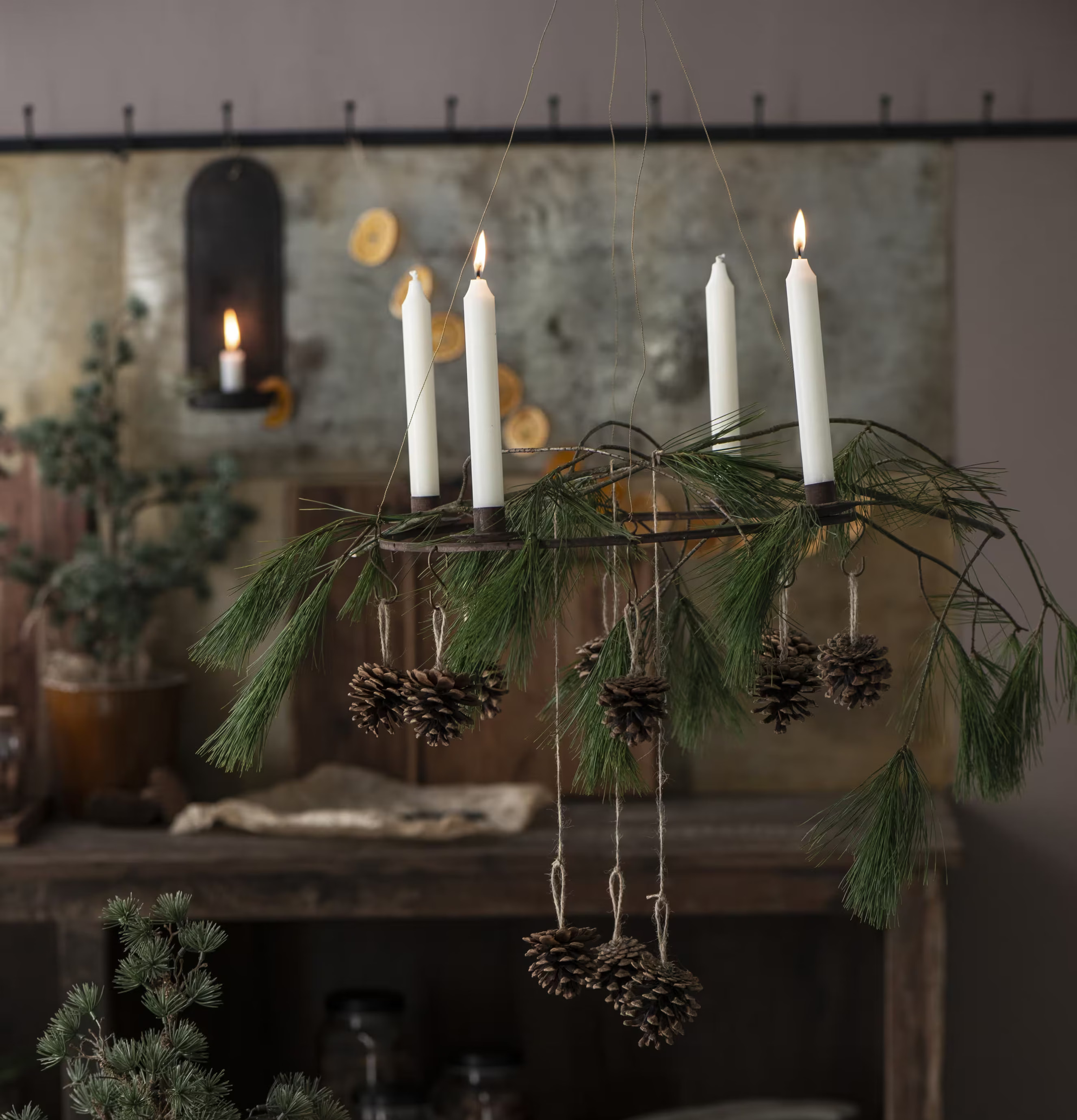 Hängande Ljusstake från IB Laursen med ljus och grankvistar