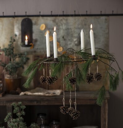 Bild av rustik inomhusmiljö med hängande ljusstake