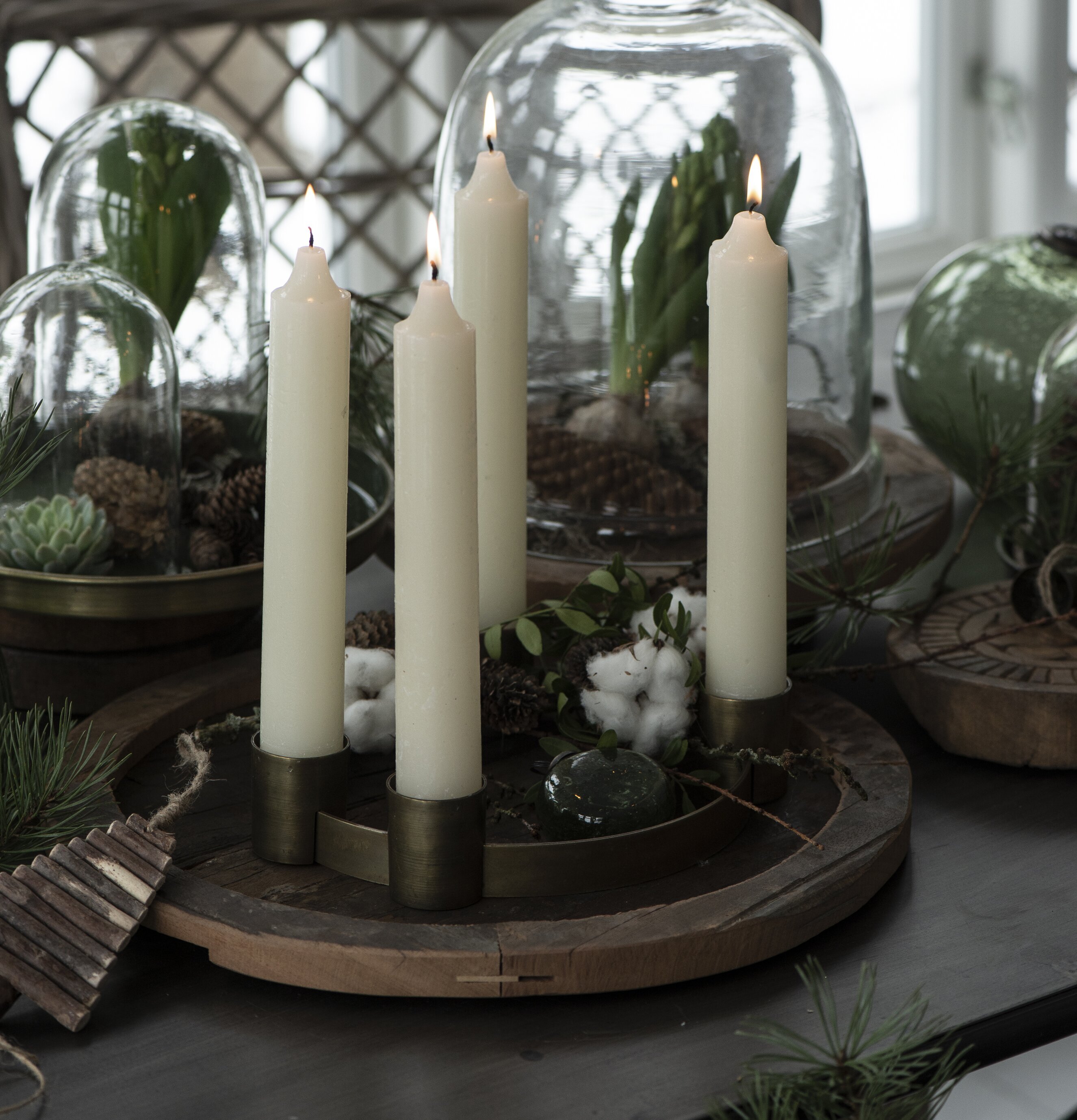 Bild av stämningsfull adventsinredning med ljusstake