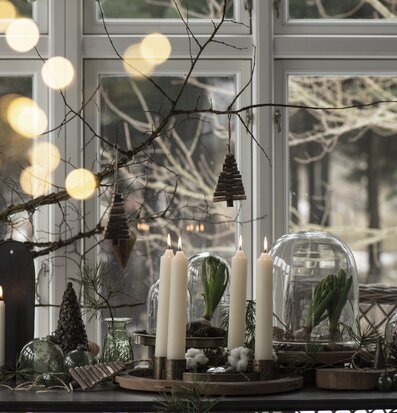 Bild av stämningsfull adventsdukning med naturliga inslag