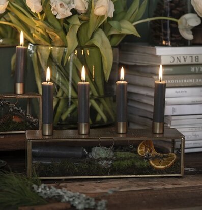 Foto av elegant ljusstake med naturliga dekorationer