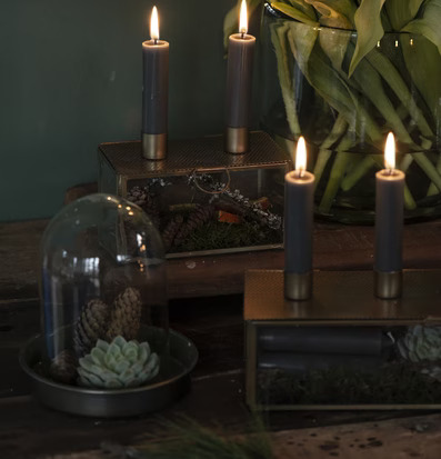 Bild av harmonisk inredning med ljus och naturinslag