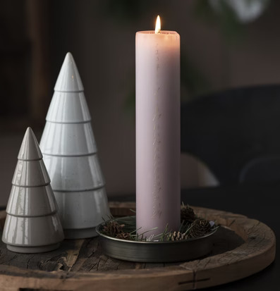 Bild av elegant adventsljusstake med juldekorationer