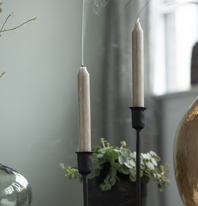 Foto av harmonisk scen med eleganta ljusprodukter