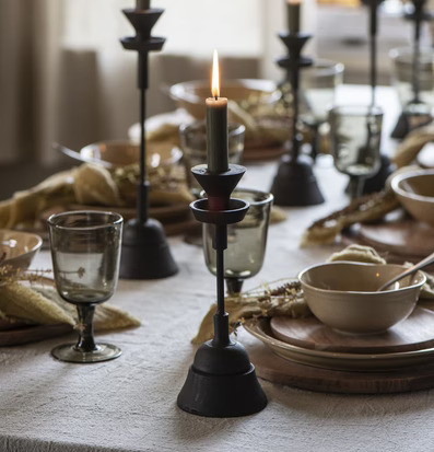 Bild av elegant middagsdukning med ljusstakar och keramik