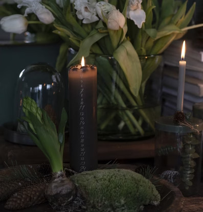 Bild av stämningsfull interiör med kalenderljus