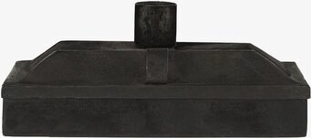 Bild av robust, roströd ljusstake med industriell stil