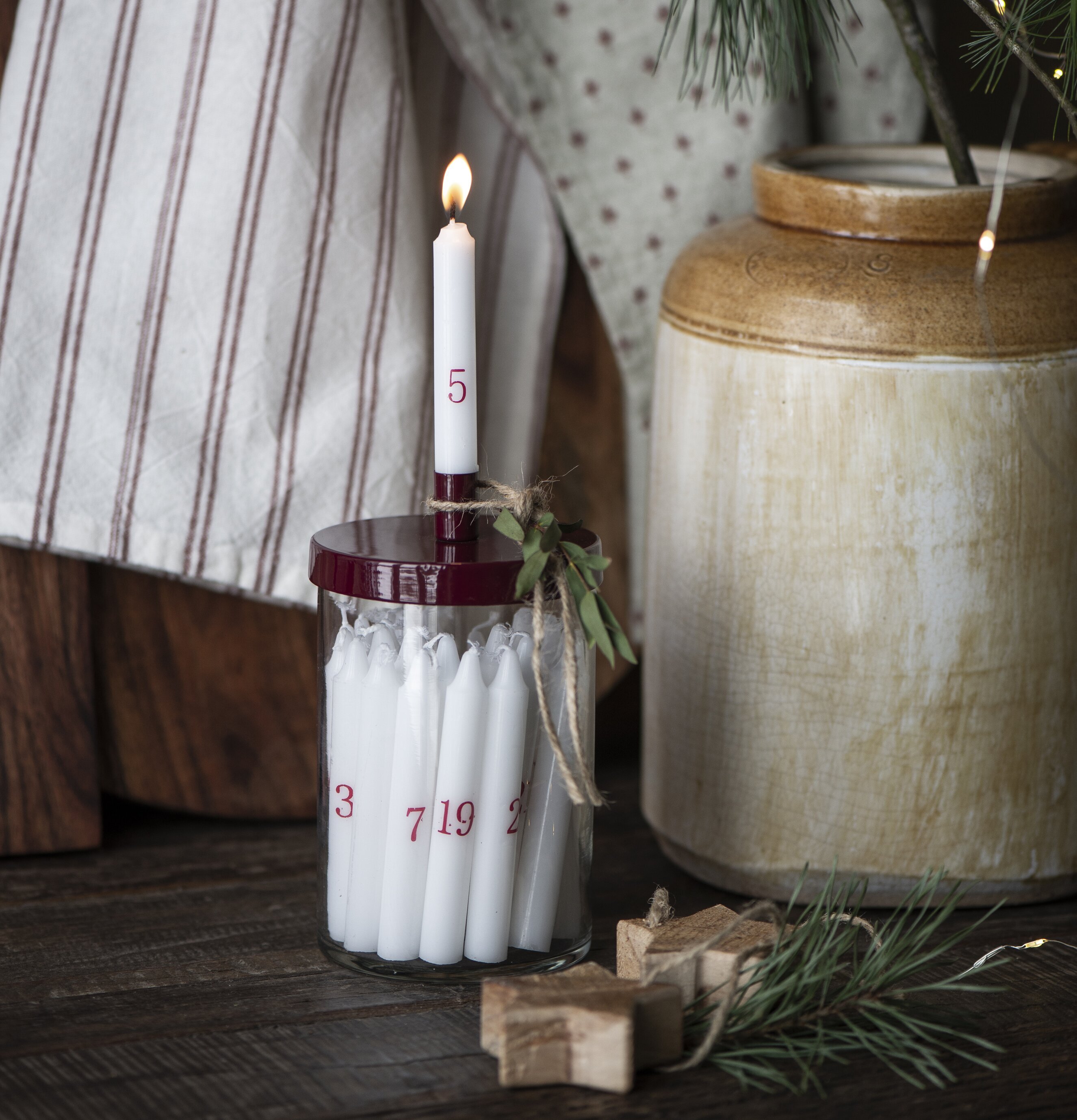 Ljusstake Glaskruka Vinröd från IB Laursen med vita ljus