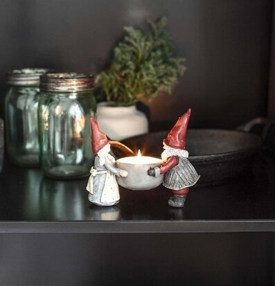 Bild av charmig ljusstake med tomtar och värmeljus