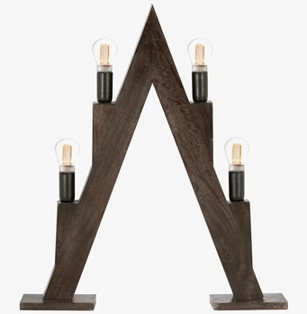 Foto av geometrisk ljusstake i mörkt trä med glödlampor