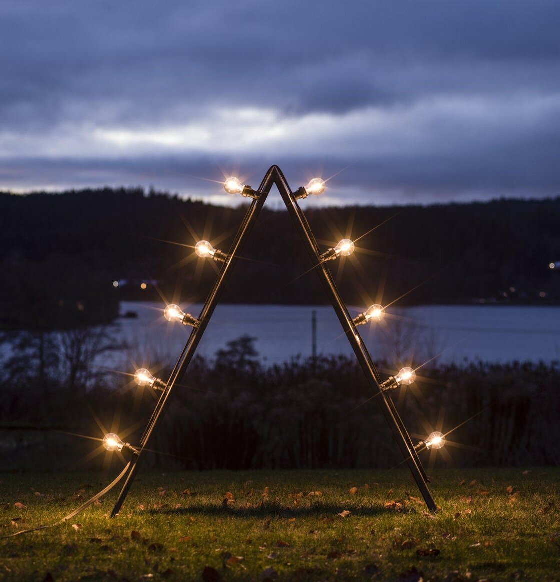 Ljusstake Bright Opal från PR Home på gräsmatta i skymning