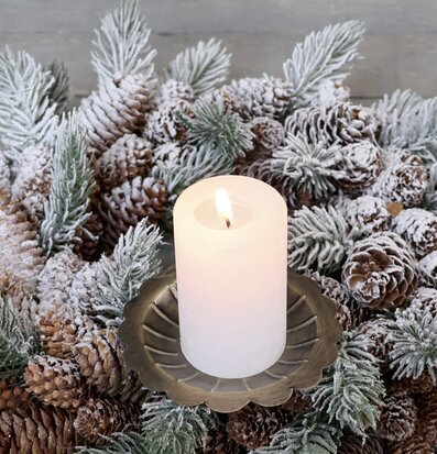 Bild av ljushållare med vinterdekoration och stämning