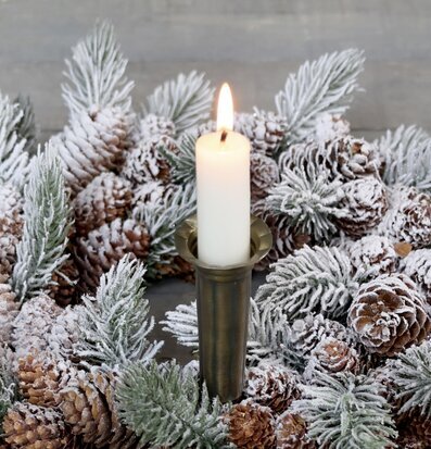 Foto av elegant ljusarrangemang med antik mässing