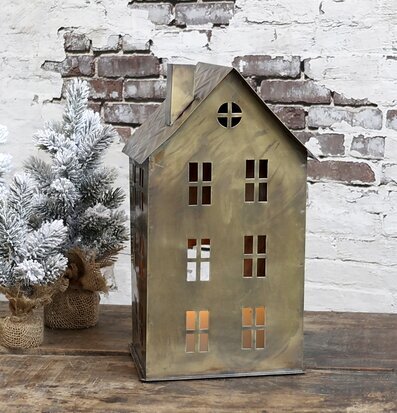 Ljuslykta Hus #5 Antik Mässing från Chic Antique på träbord