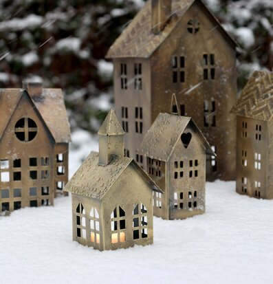 Ljuslykta Hus #5 Antik Mässing från Chic Antique i snö