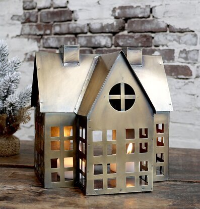 Ljuslykta Hus #4 Antik Mässing från Chic Antique på träbord