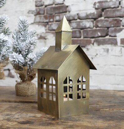 Ljuslykta Hus #2 Antik Mässing från Chic Antique på bord