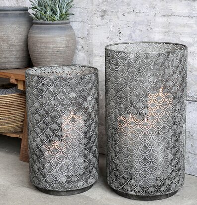 Bild av smakfullt dekorerad inredningsscen med ljuslykta