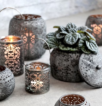 Bild av intrikat designade ljuslyktor i antik zink