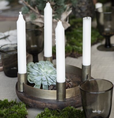 Bild av smakfullt arrangerat bord med adventsljusstake