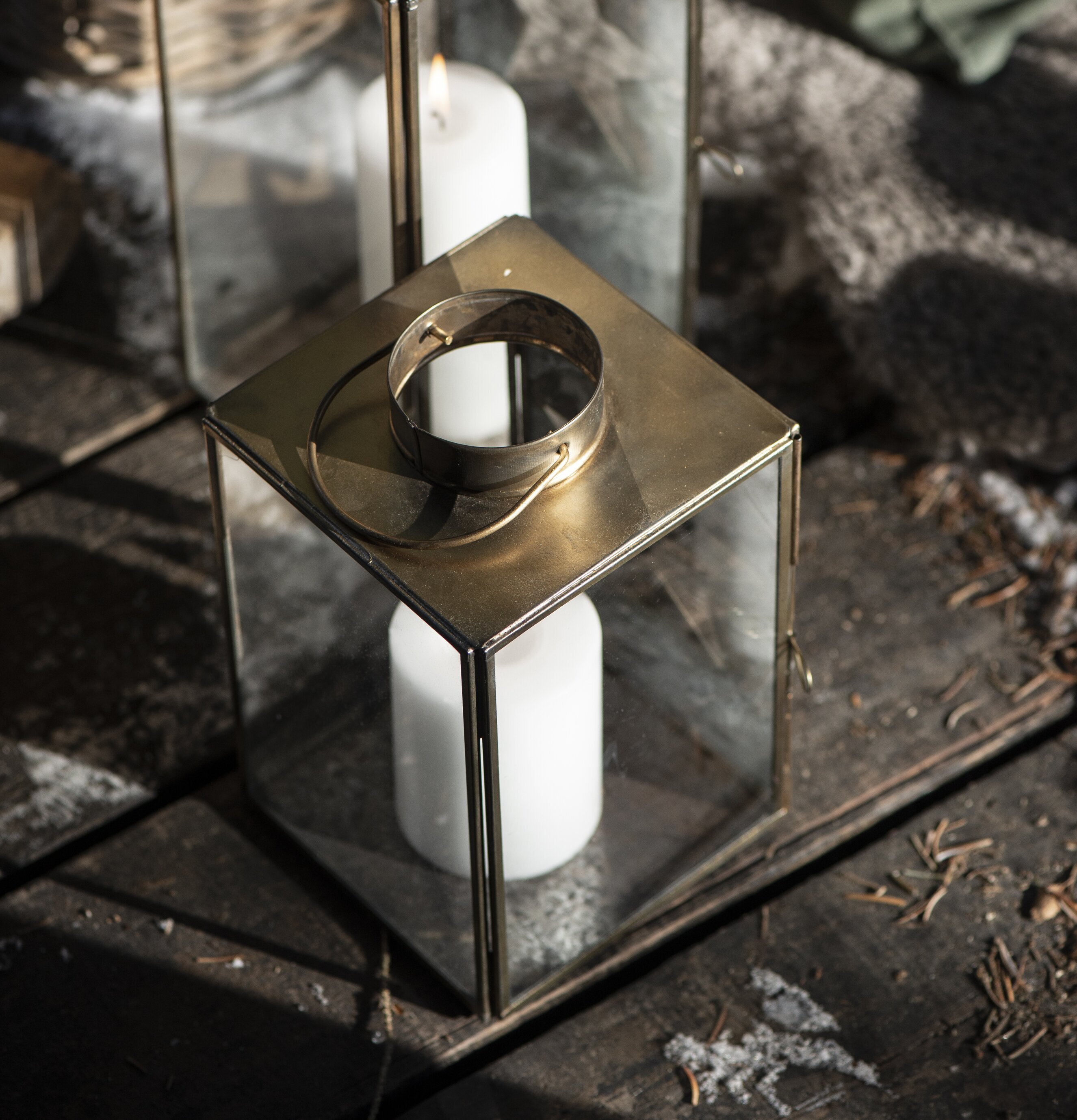 Lanterna Stjärna Guld från IB Laursen på rustik uteplats