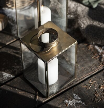 Foto av dekorativa ljuslyktor med guldtonade ramar