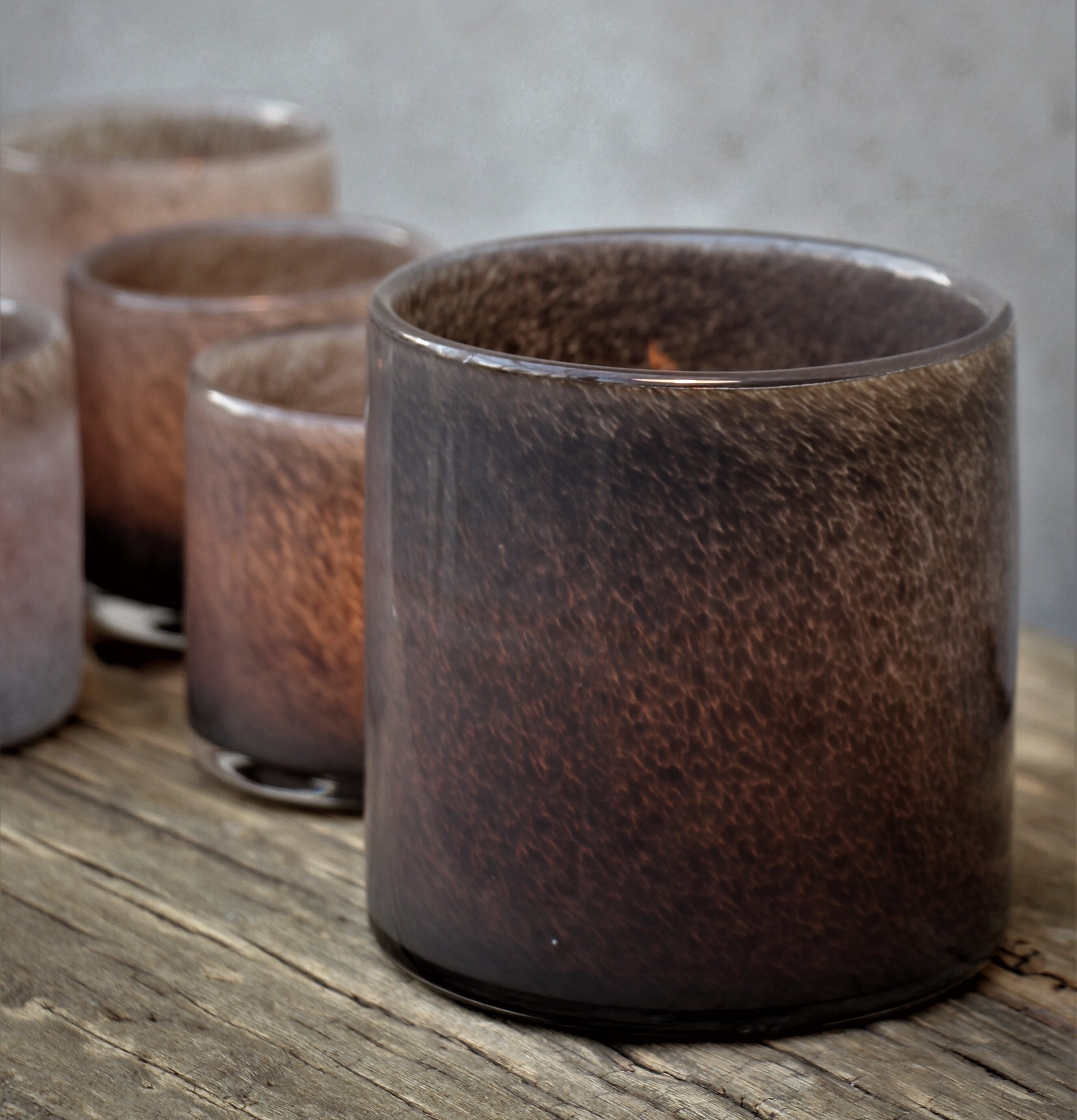 Ljuslykta Lumiere Coffee Stor från Majas Cottage på träbord