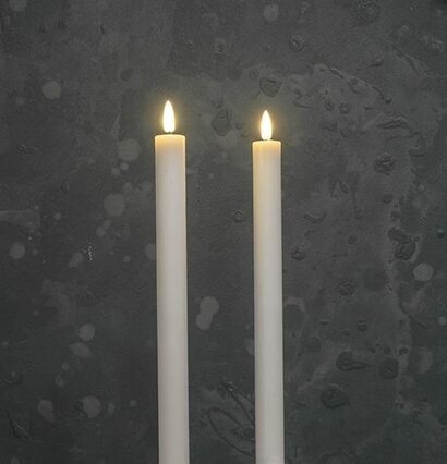 Bild av eleganta LED-kronljus med realistiska lågor