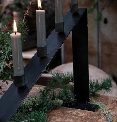 Bild av stämningsfull ljusstake i hemtrevlig miljö