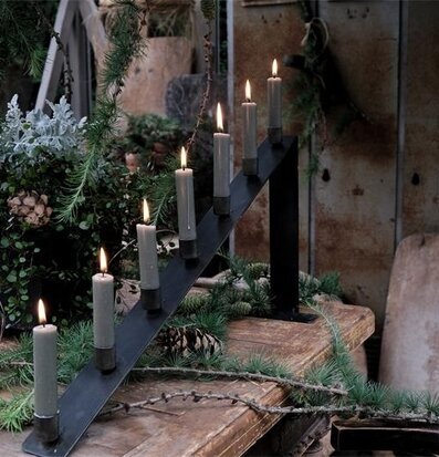 Bild av elegant ljusstake i rustik och harmonisk miljö