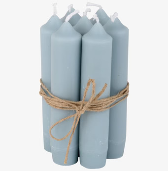 Bild av ljusblå stearinljus i harmonisk förpackning