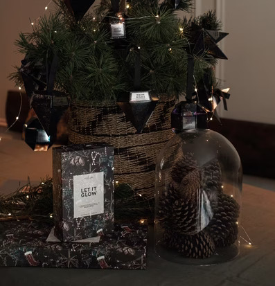 Bild av charmig scen med gran och ljusdekorationer