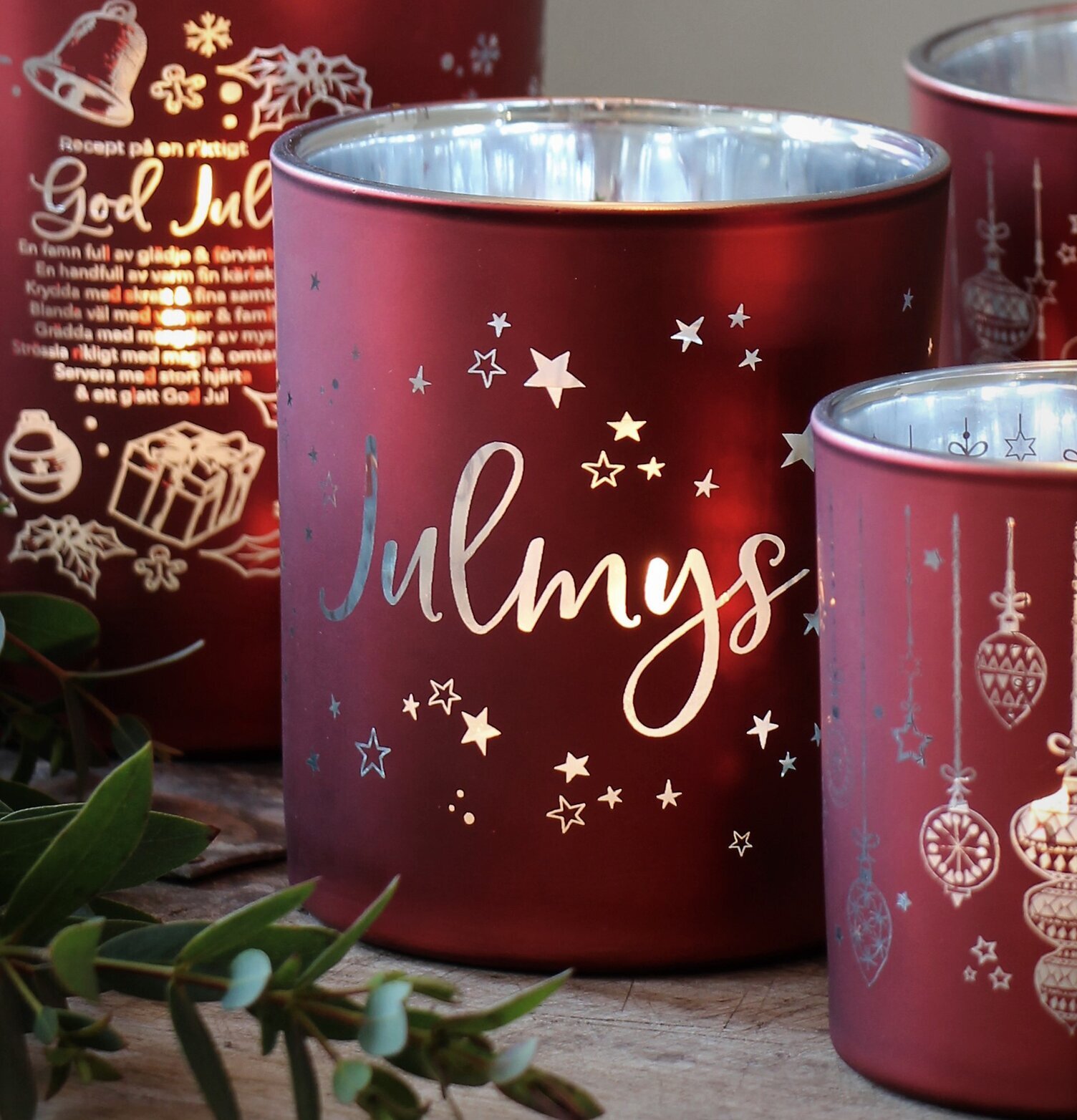 Julmys Röd/silver ljuslykta från Majas Cottage i julmiljö