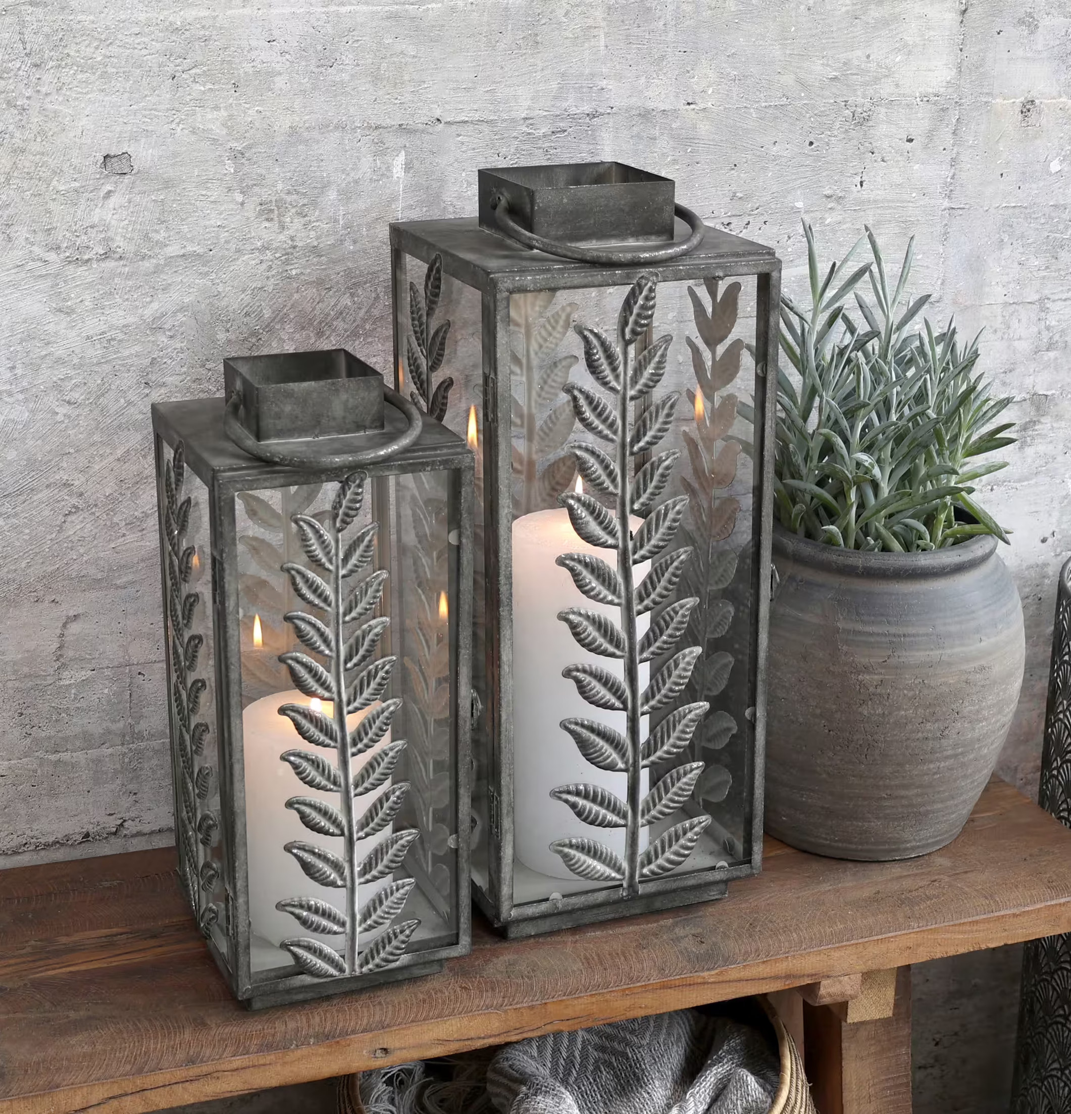 Bild av dekorativa lanterner och harmonisk interiör