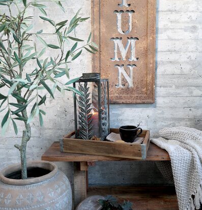 Bild av rustik interiör med vintage höstdekorationer