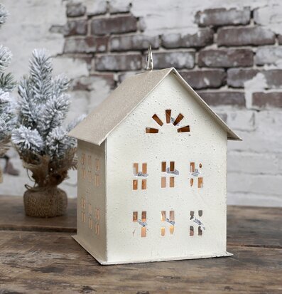 Ljuslykta Hus #2 Antique Creme från Chic Antique på träbord