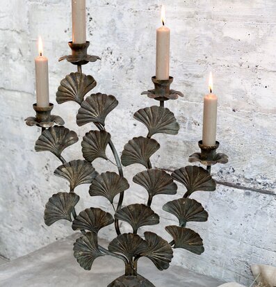 Bild av elegant ljusstake i antik mässingdesign