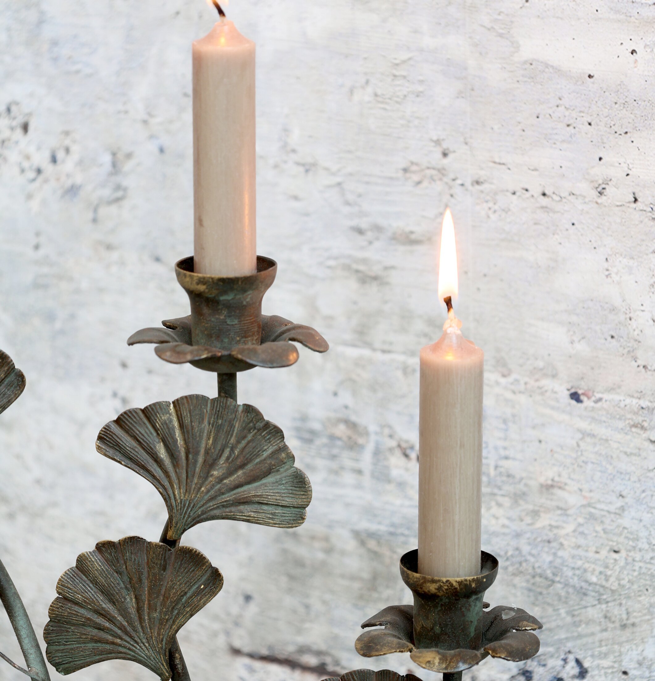 Fransk Ljusstake Antik Mässing från Chic Antique mot vägg